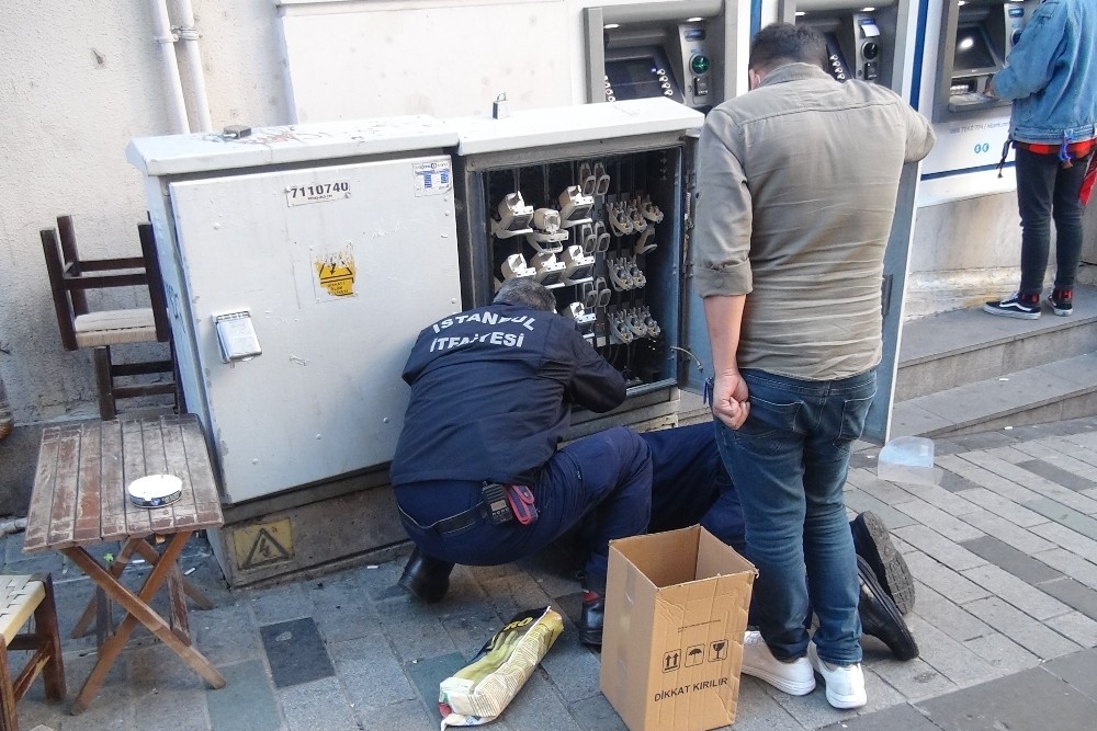 Elektrik panosuna sıkışan kediyi itfaiye kurtardı