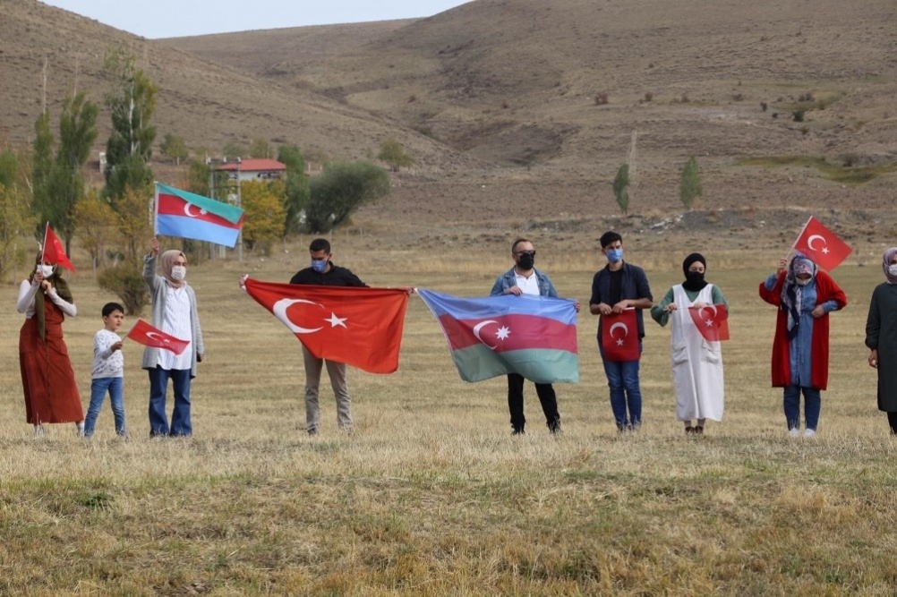 Türk ve Azerbaycan Bayrakları açılarak, Dağlık Karabağ’da savaşan Azeri askerlere destek verildi