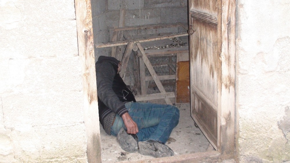 Alkollü şahıs girdiği kümeste sızıp kaldı