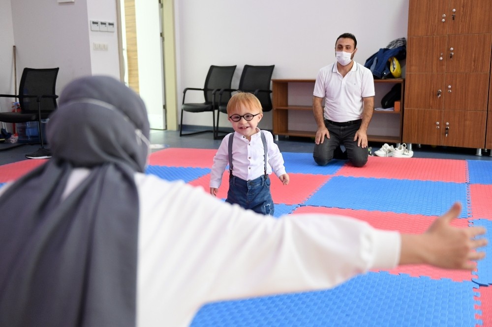 Down sendromlu çocuk, 10 aylık eğitimin ardından yürümeye ve konuşmaya başladı