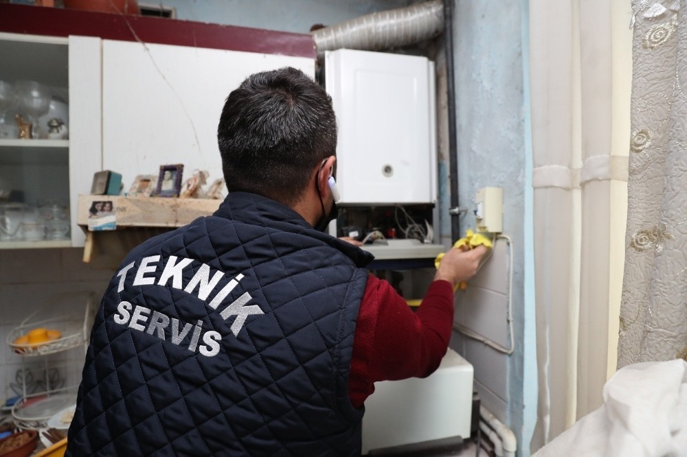 Soğukta kalan yaşlı kadının yardımına belediye ekipleri koştu