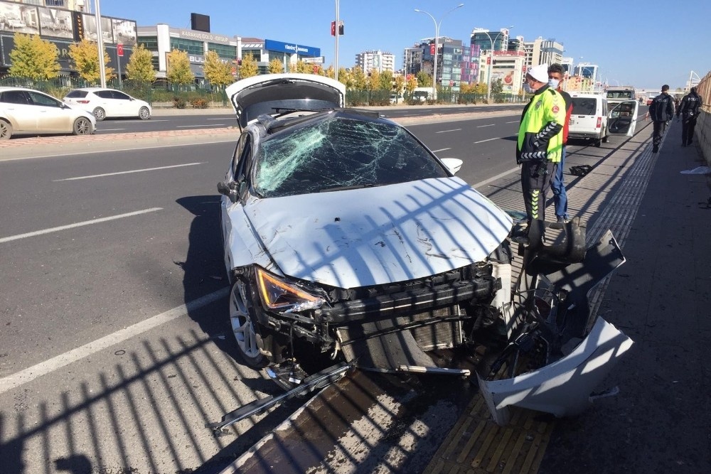 Direksiyon hakimiyetini kaybetti, metrelerce takla attı
