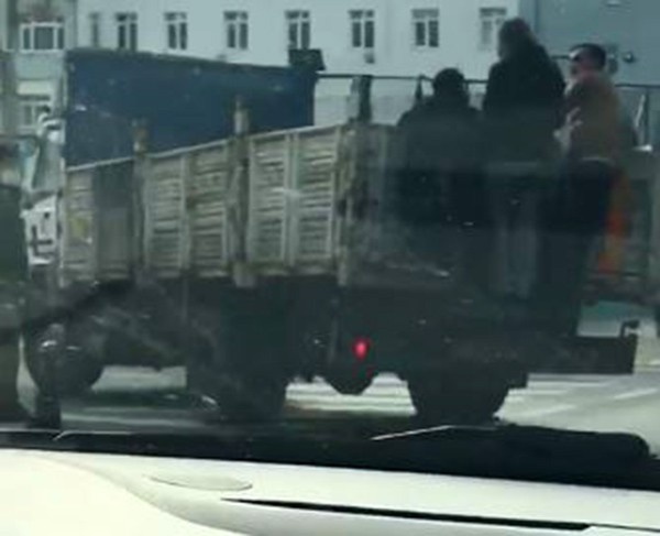 Kamyonet kasasında tehlikeli yolculuk