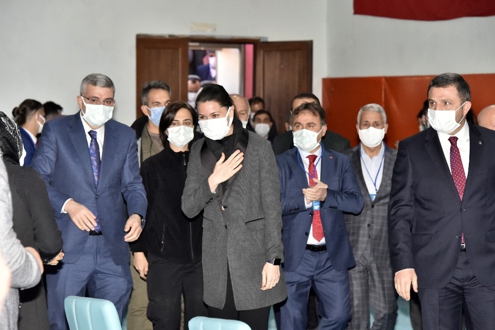 AK Partili Karaaslan:"Dünya siyasetinde muhalefetler önemli eleştirilerde bulunur, bizde maalesef böyle değil"