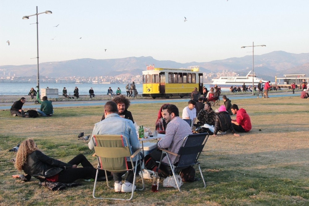 Kafe ve restoranlar kapandı, vatandaş sahile koştu