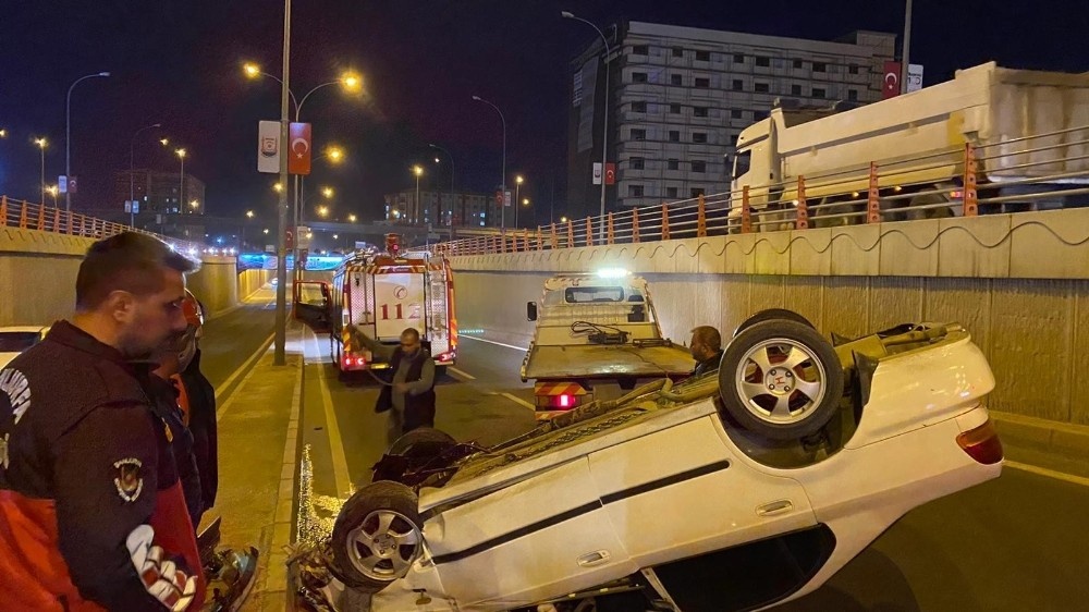 Devrilen otomobilin sürücüsü yaralandı