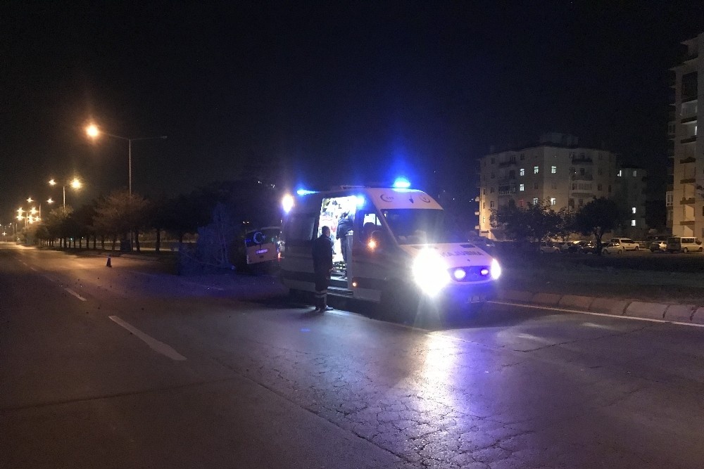 Yoldan çıkan ticari taksi ağaçlara çarparak durabildi: 1 yaralı