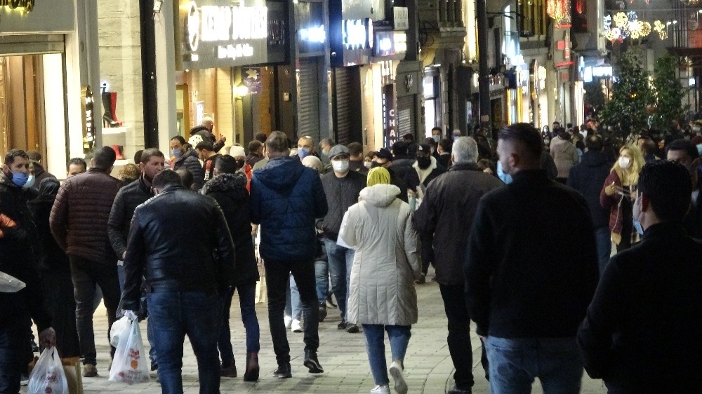 Kısıtlama öncesi Taksim ve İstiklal Caddesi’nde yoğunluk