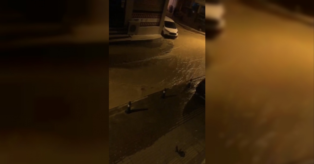 Su borusu patladı, yol çöktü