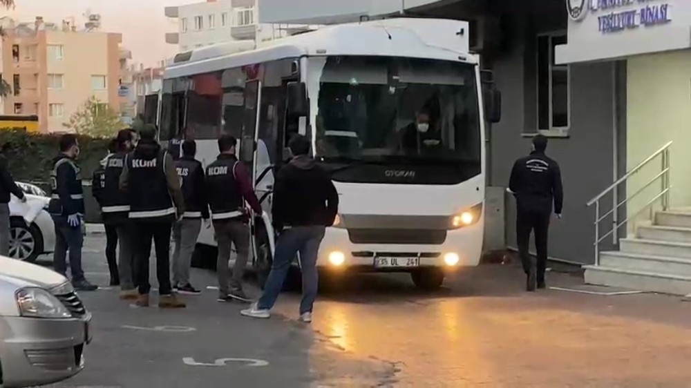 Menemen Belediye Başkanının da gözaltına alındığı operasyonda şüpheliler adliyede