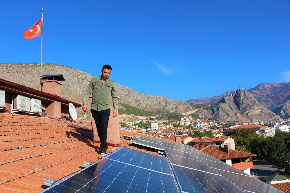Atanamayan Ahmet öğretmen, güneş panellerinden elektrik üretip fazlasını satıyor