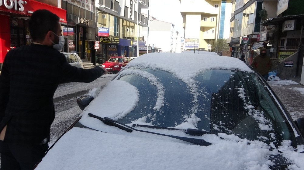 Ardahan kent merkezine mevsimin ilk karı yağdı