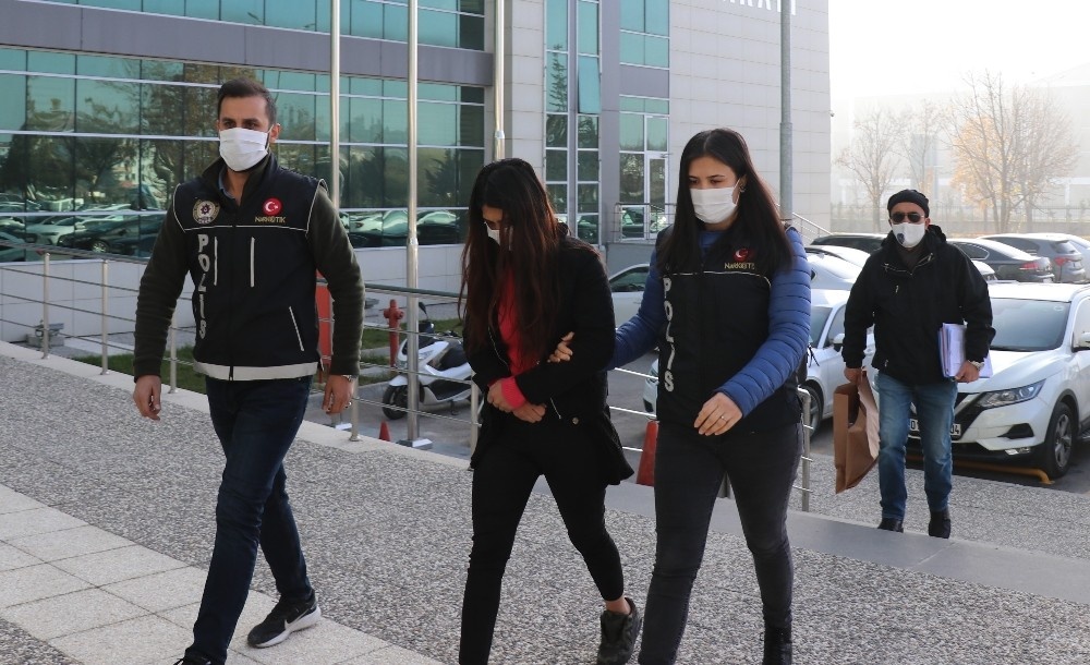 Uyuşturucu kuryesi kadın 1 kilo 274 gram esrarla yakalandı