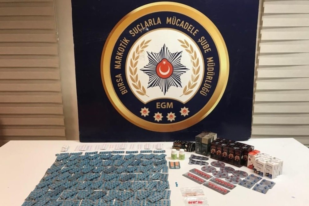 Bursa’da yapılan uyuşturucu operasyonunda 2 bin 589 adet hap ele geçirildi