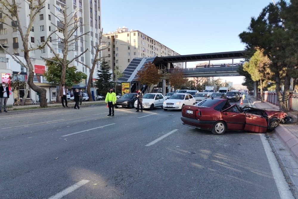 Takla atan otomobil karton gibi ezildi