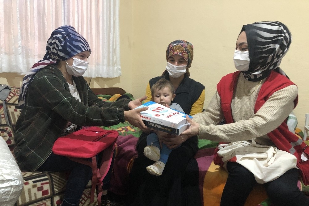 Annesinin yaptığı çeyizleri yanan genç kıza, sandık çeyizi hediye edildi