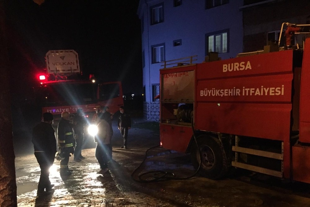 İtfaiye eri yangında yaralanırken, mahalleli virüse rağmen sokağa döküldü