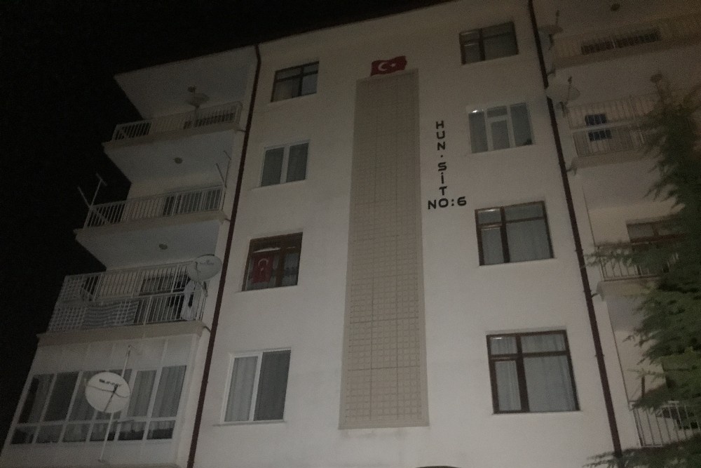 Boşanmak isteyen eşine kızıp evi yakmak istedi