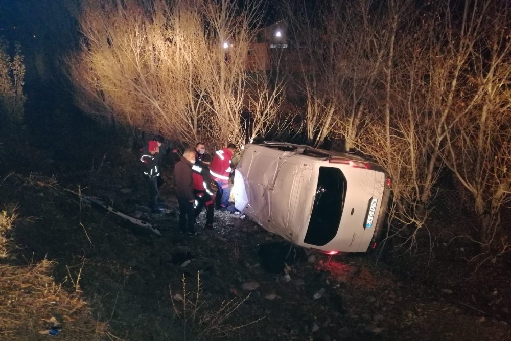 Ağrı’da kaçak göçmenleri taşıyan minibüs şarampole devrildi: 17 yaralı