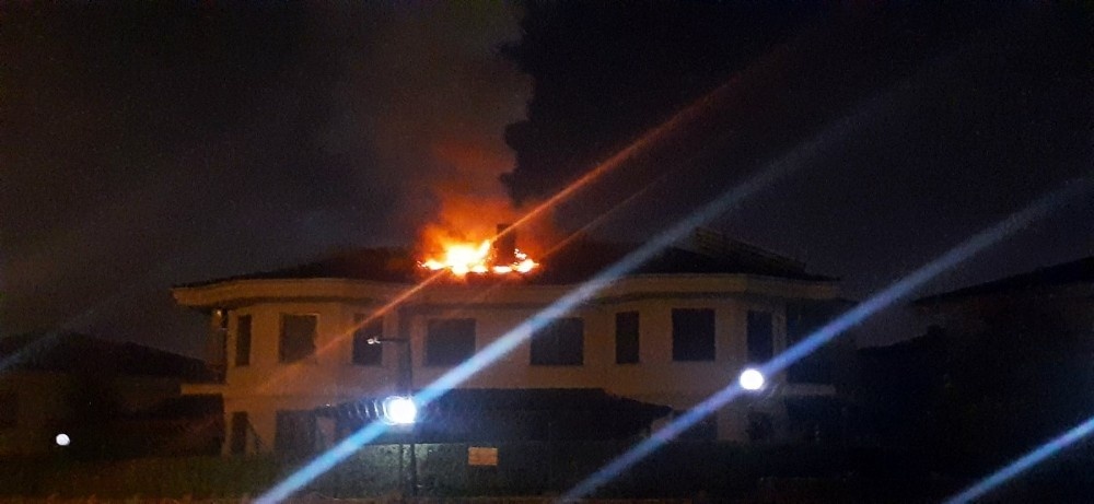 Sakarya’da bir villanın çatısında çıkan yangın paniğe neden oldu