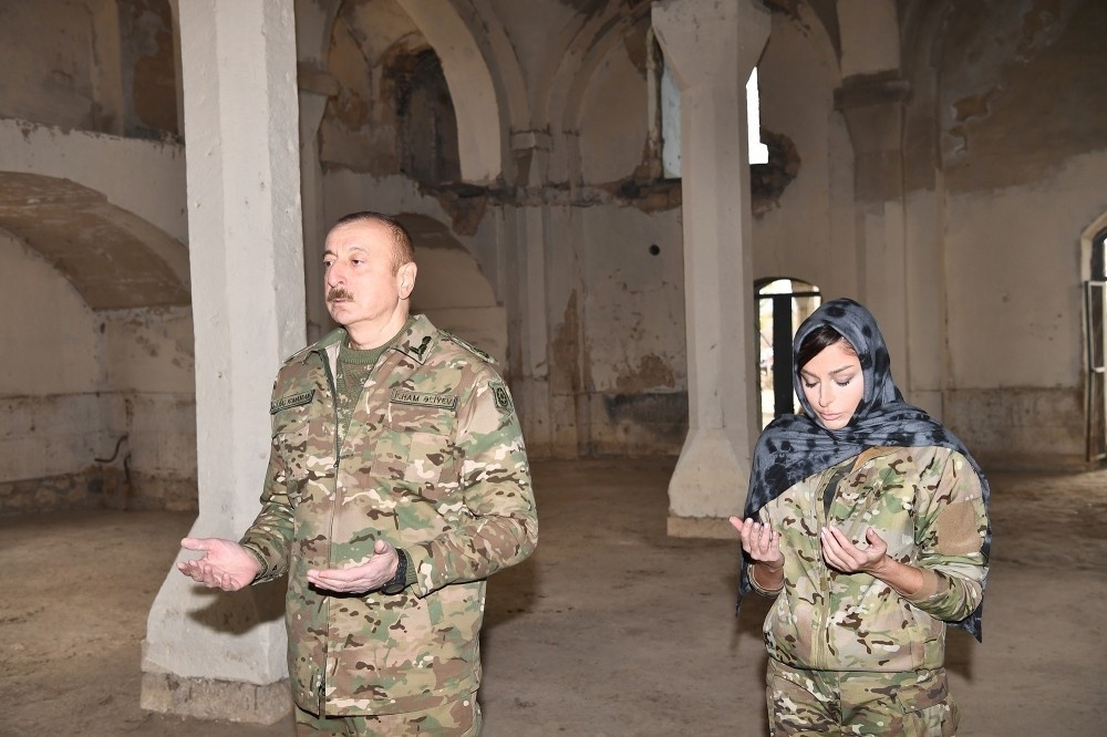 Azerbaycan Cumhurbaşkanı Aliyev ve eşinden örnek hareket