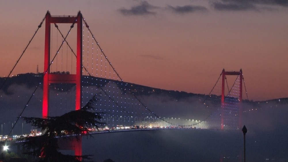 İstanbul Boğazı’nda sabah saatlerinde etkili olan sis kartpostallık görüntüler oluşturdu