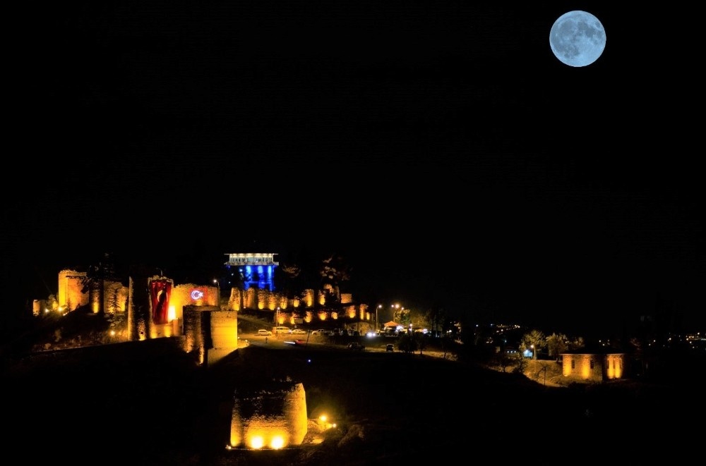 Gece ayrı, gündüz ayrı güzel