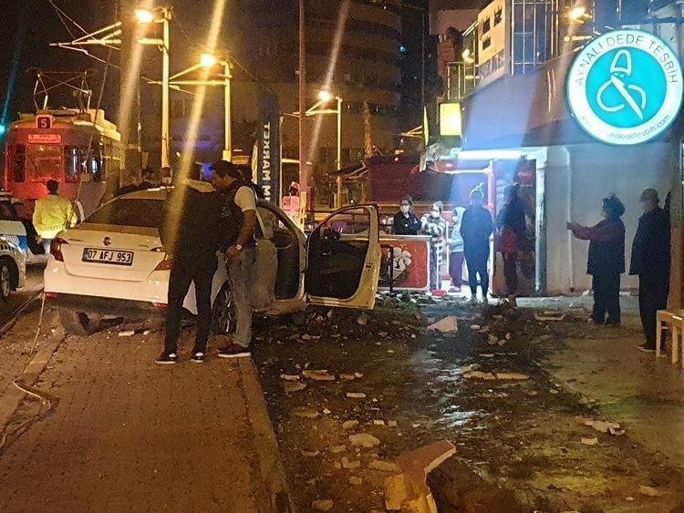 Direksiyon hakimiyetini kaybeden sürücü tramvay hattının elektrik direğine çarparak durabildi