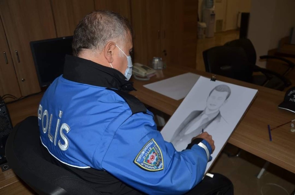 Şehit olan öğretmenlerin portresine çizen polis, Öğretmenler Günü’nde ailelerine hediye etti