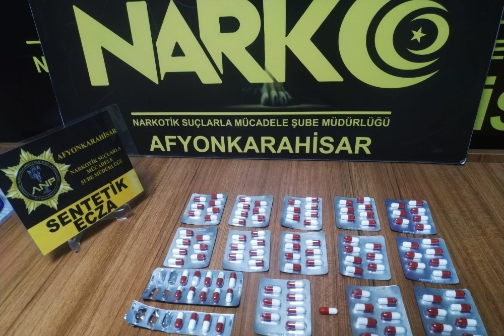 Uyuşturucu haplarla yakalanınca torbacıyı ele verdiler