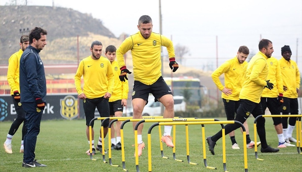 Yeni Malatyaspor’da 2 futbolcuda daha korona virüse rastlanıldı