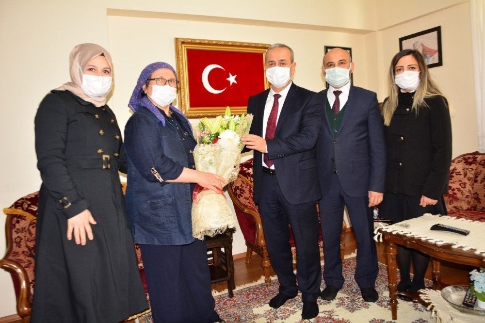 Şehit Aybüke öğretmenin annesini yalnız bırakmadılar