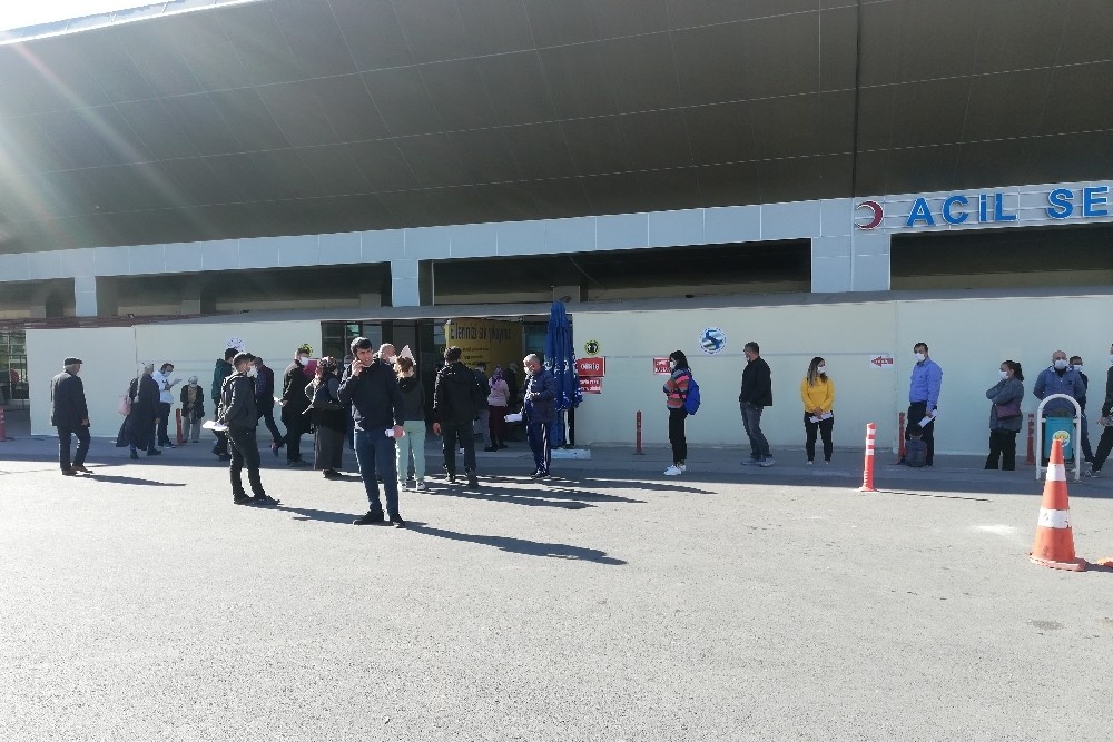 Adana’da korona virüs testi için hastanelerin önünde kuyruk oluştu