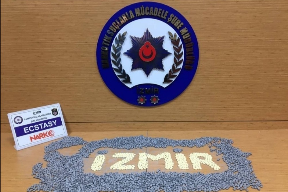 Aracın içinden binlerce uyuşturucu hap çıktı