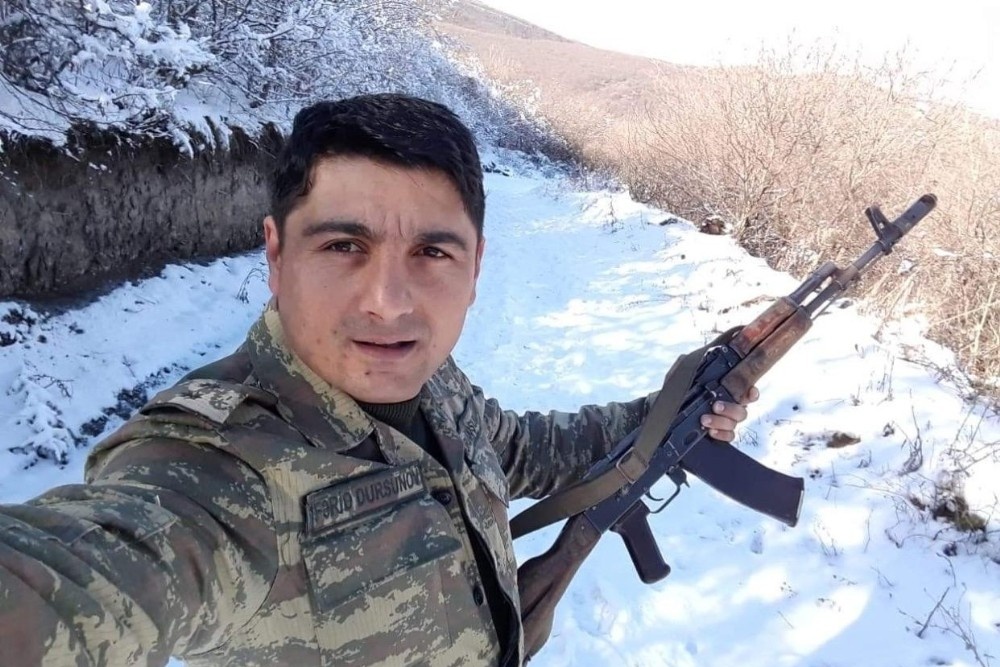 Azerbaycan şehidinin kabrinde Galatasaray Bayrağı!