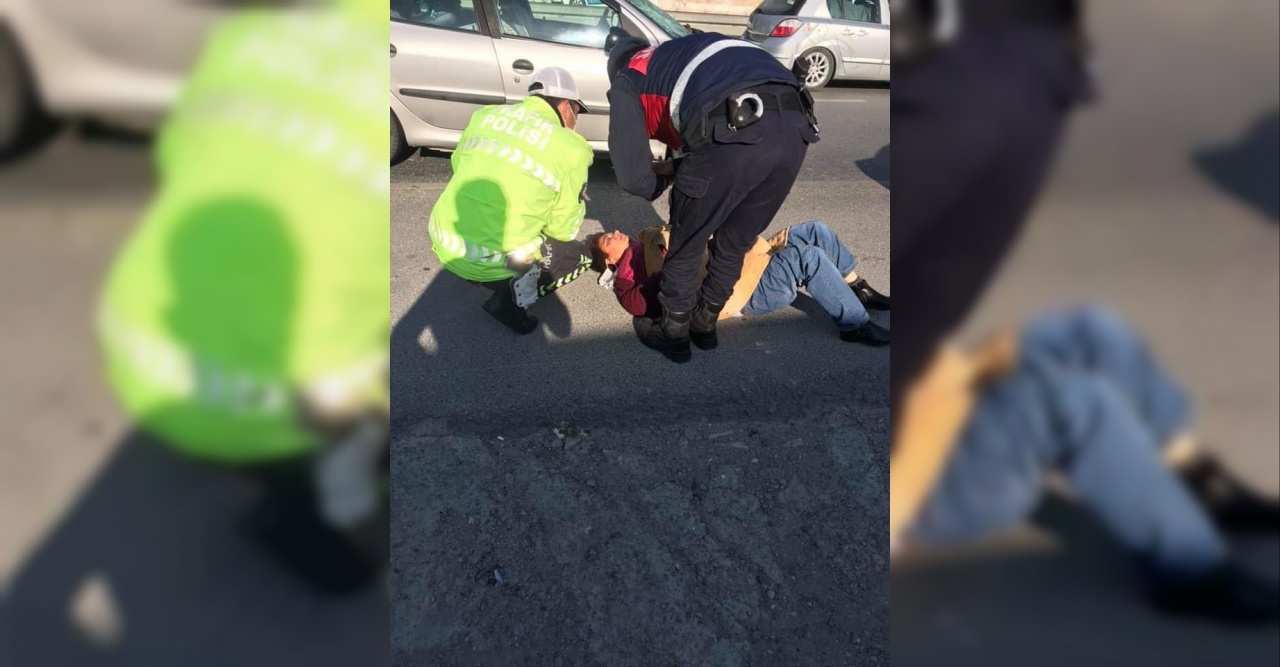 Yolun karşısına geçmeye çalışan kadına otomobil çarptı