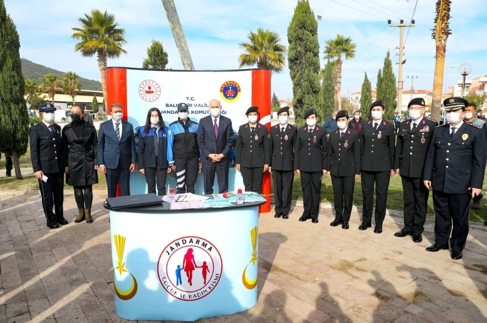 Bakan Soylu KADES standını ziyaret etti