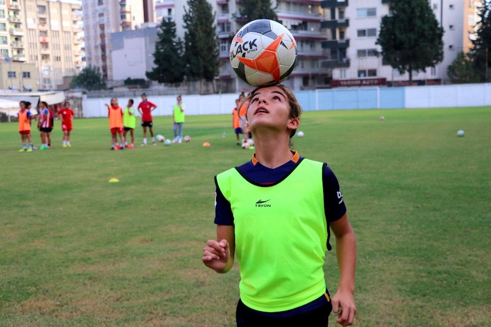 Mesafeler 12 yaşındaki Kerime’nin futbol aşkına engel olamadı