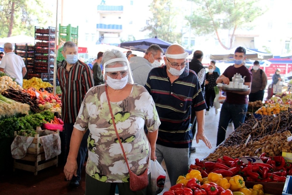 65 yaş üzeri çekildi, pazar alışverişleri gençlere kaldı