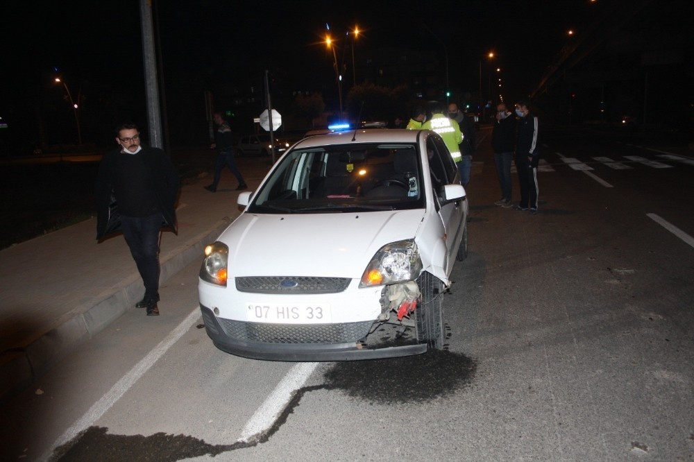 Ambulansa yol vermek isterken karıştığı kazada ilk müdahaleyi yol verdiği sağlık ekibi yaptı