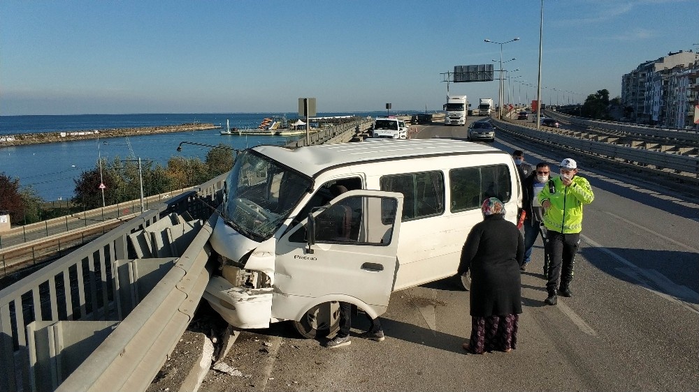 Samsun’da panelvan minibüs viyadükteki bariyerlere çarptı: 3 yaralı