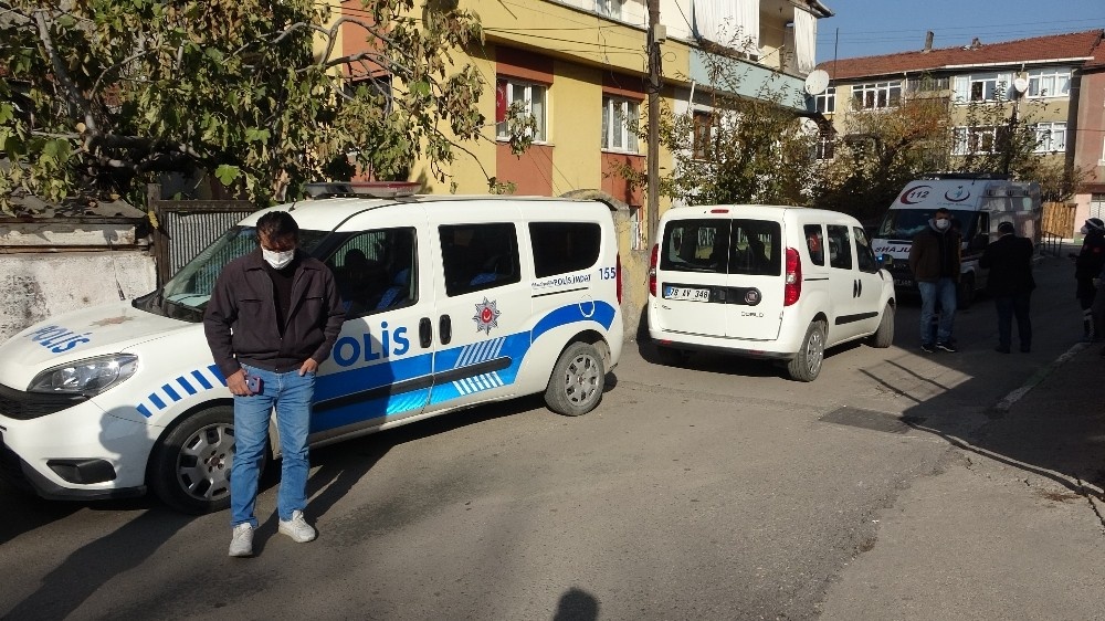 Evinde ölen yaşlı adamın cesedi 10 gün sonra fark edildi