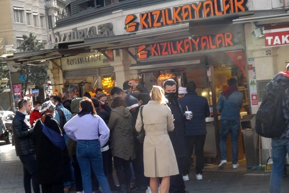İstiklal Caddesi’nde büfeler önünde yemek yeme yoğunluğu