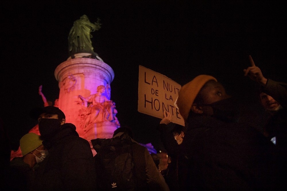 Paris’te sığınmacılara destek protestosu