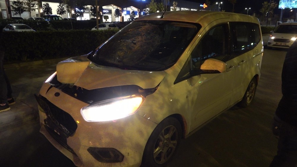 Anayolu koşarak geçmeye çalışan kadına araç çarptı: 1 ölü