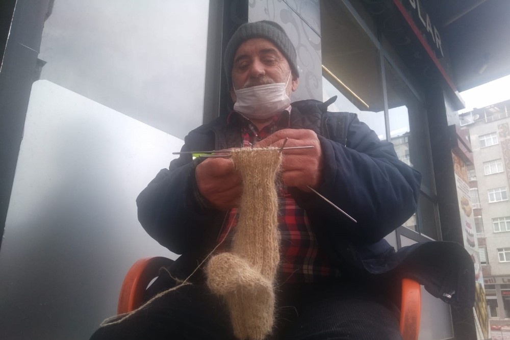 Dedesinden görüp 6 yaşında yapmaya başladığı kıl çorabı örmeyi 60 yıldır sürdürüyor