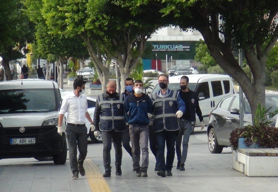 Antalya’da kafelere dadanan 2 şüpheli, 10 iş yerinin bahşiş kutusunu çaldı