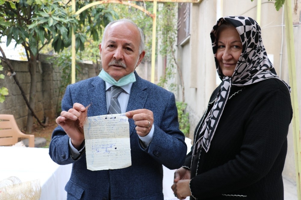 Evlilik cüzdanında sakladığı mısır püskülünü 46 yıl sonra çıkardı