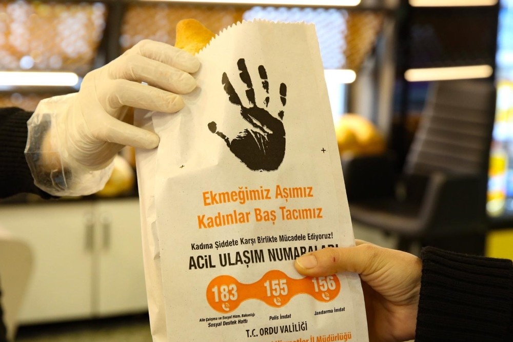 Ordu’da, ekmekler “Ekmeğimiz aşımız, kadınlar baş tacımız” yazılı kese kağıtlarıyla verildi