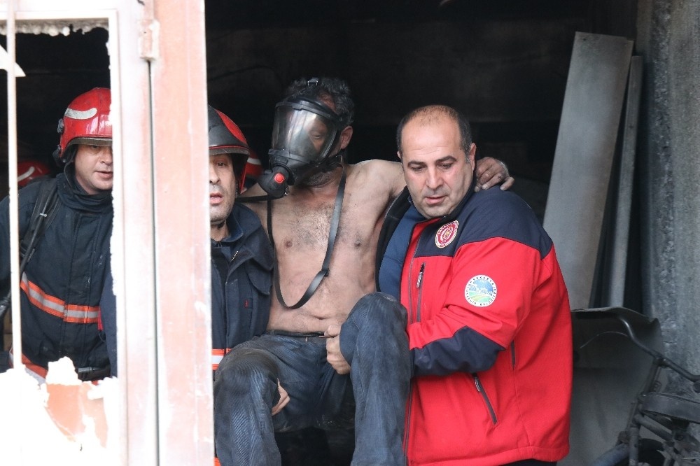 Alevlere teslim olan dükkandan tuvalete sığınarak kurtuldu
